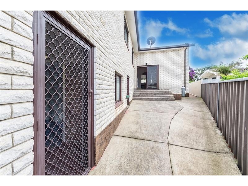 25 Tallowood Cres, Bossley Park NSW 2176