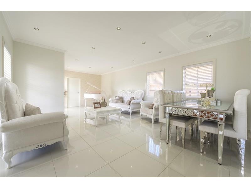 29 Riddell St, West Hoxton NSW 2171