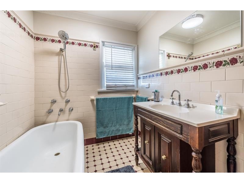 34 Chadwick Cres, Fairfield West NSW 2165