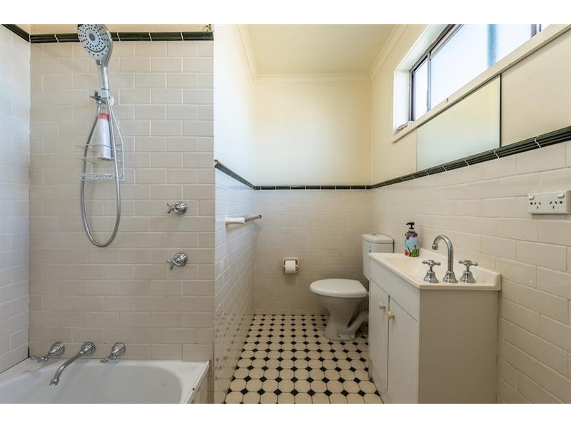 34 Chadwick Cres, Fairfield West NSW 2165