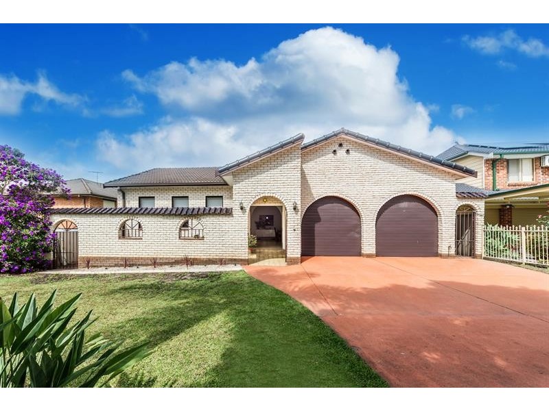 25 Tallowood Cres, Bossley Park NSW 2176