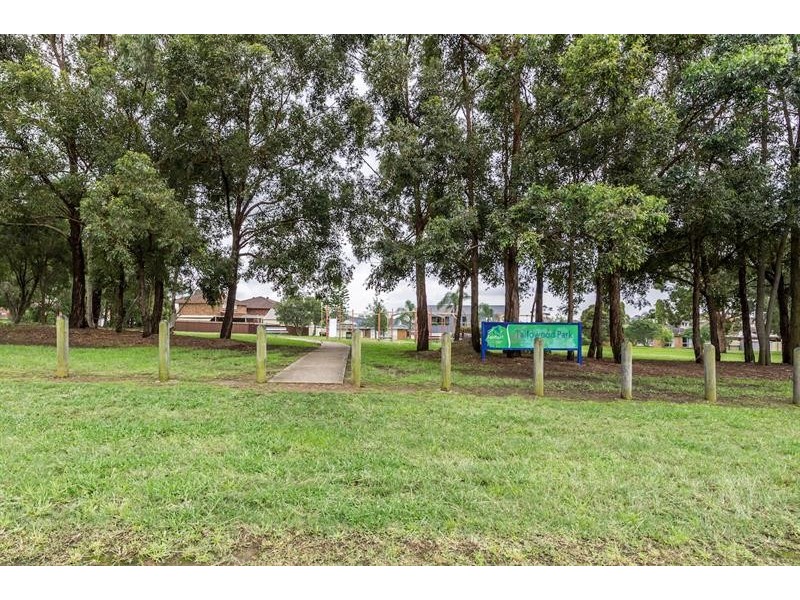 25 Tallowood Cres, Bossley Park NSW 2176