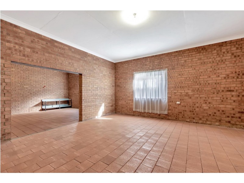 8 Gwandalan Road, Edensor Park NSW 2176