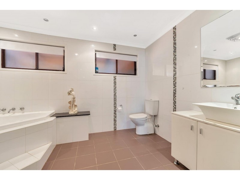 4 Curran Street, Prairiewood NSW 2176