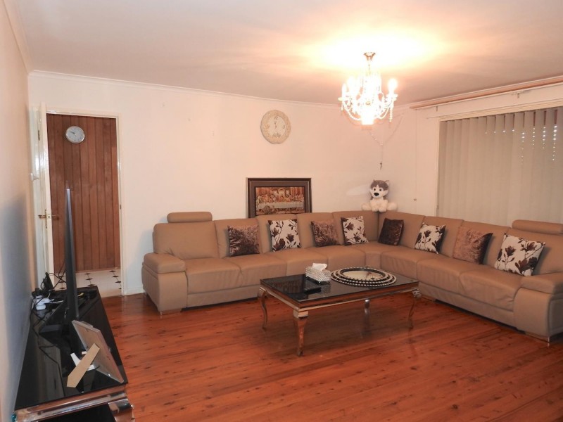 32 Barker Street, Bossley Park NSW 2176