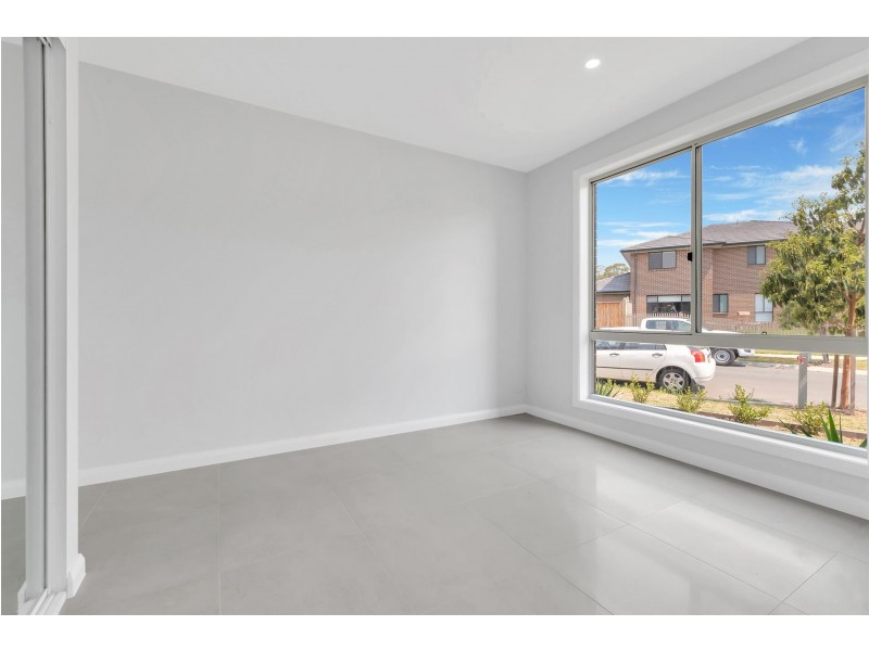 32 Howard Loop, Oran Park NSW 2570