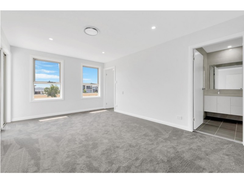 32 Howard Loop, Oran Park NSW 2570