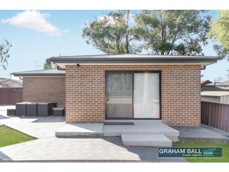 5A De Witt Place, Fairfield West NSW 2165