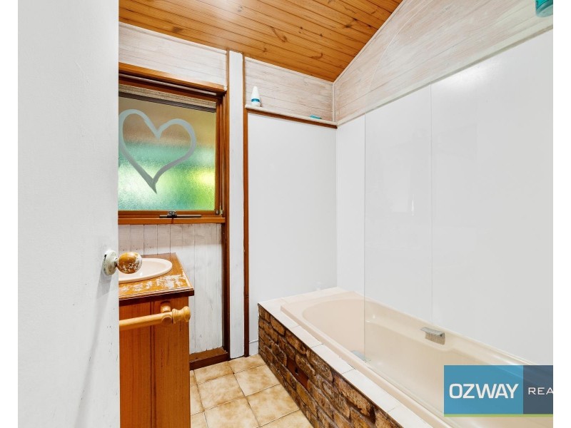 28 Elizabeth Bay Drive, Lake Munmorah NSW 2259