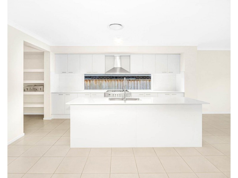 27 Oakhill  Crescent, Colebee NSW 2761