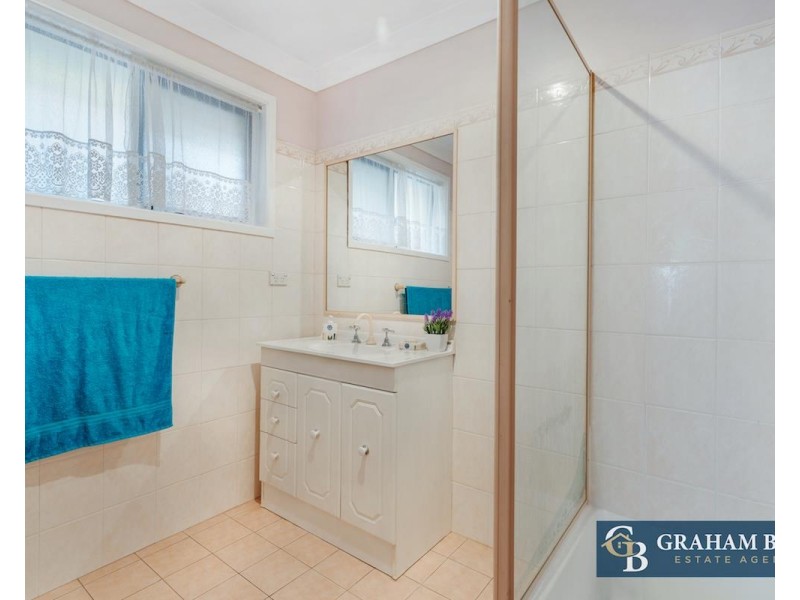 4 Canterbury Road, St Johns Park NSW 2176