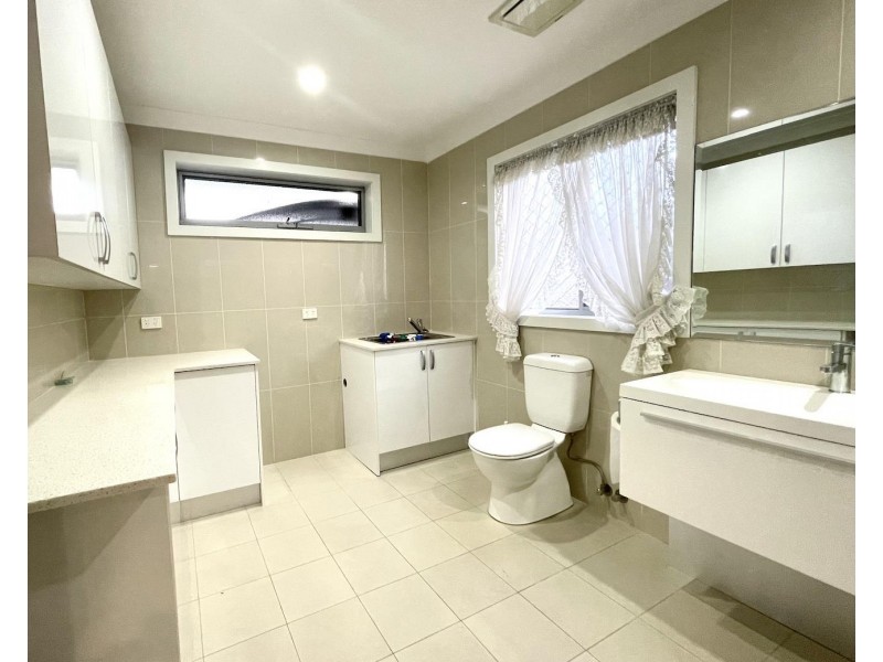 15a Dandenong Close, Bossley Park NSW 2176