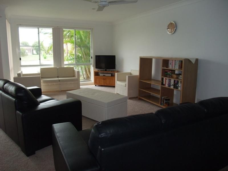 1/8 Nabilla Ct, Yamba NSW 2464