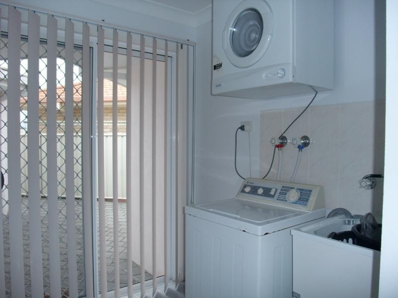 1/8 Nabilla Ct, Yamba NSW 2464