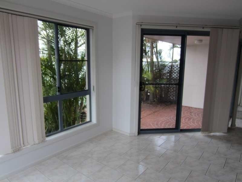 4/7 Edgewater  Cl, Yamba NSW 2464