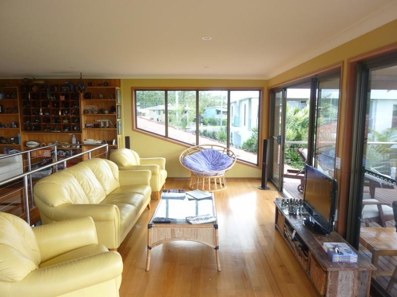 6 Bent  St, Yamba NSW 2464