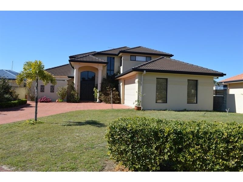 12 Edgewater Cl, Yamba NSW 2464