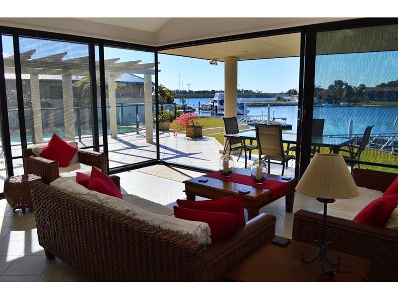 12 Edgewater Cl, Yamba NSW 2464
