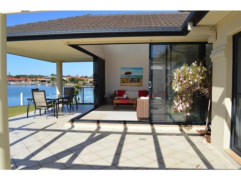 12 Edgewater Cl, Yamba NSW 2464