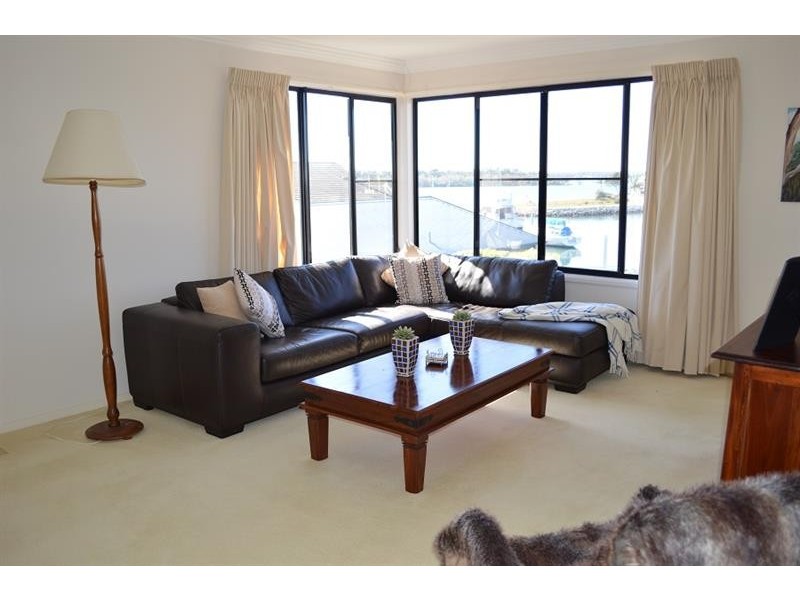 12 Edgewater Cl, Yamba NSW 2464