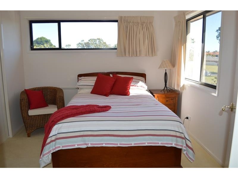 12 Edgewater Cl, Yamba NSW 2464