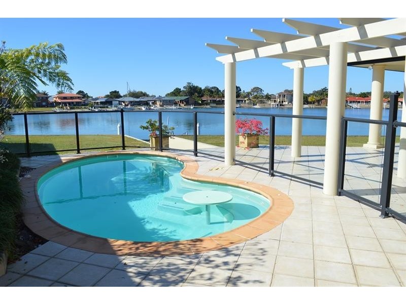 12 Edgewater Cl, Yamba NSW 2464