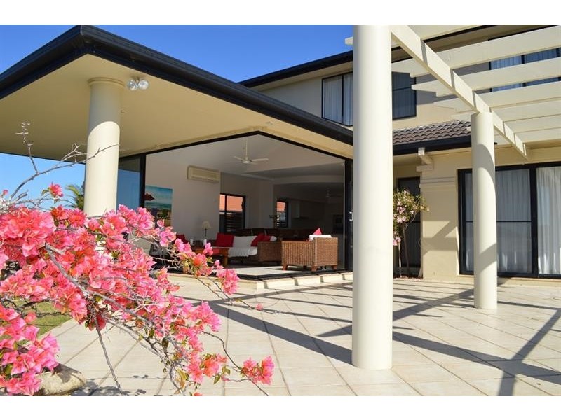 12 Edgewater Cl, Yamba NSW 2464