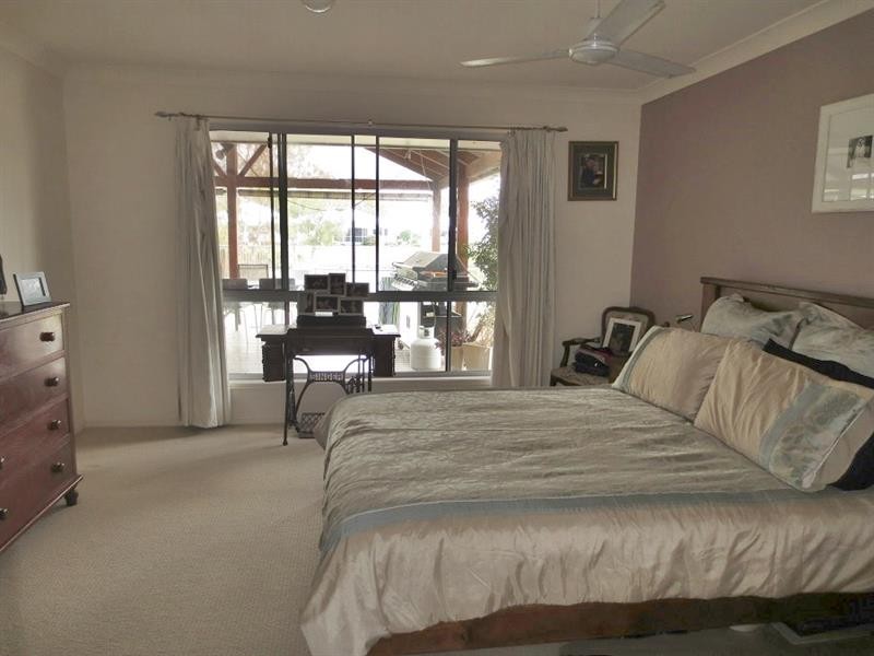 5 Newport Island Cct, Yamba NSW 2464