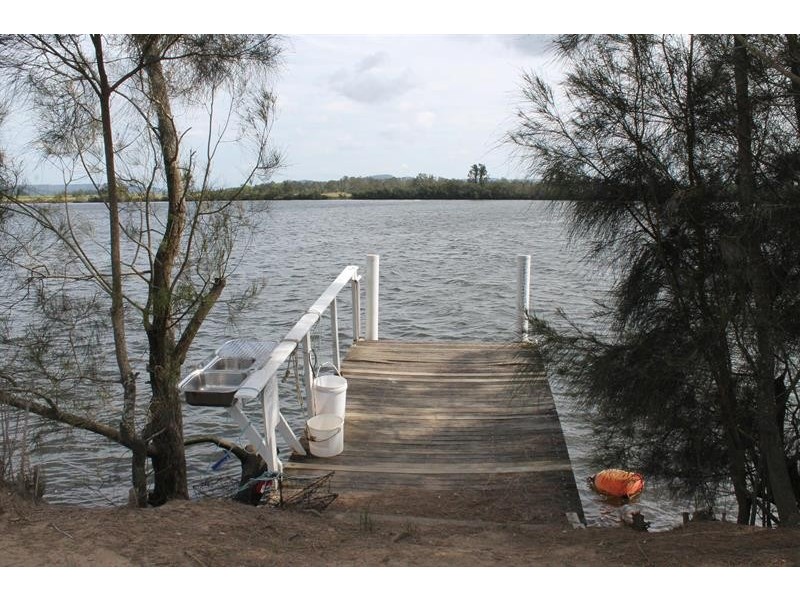 114 River Rd, Palmers Island NSW 2463