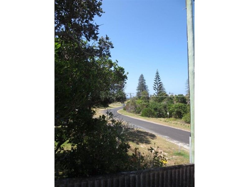 8 Poinsettia Cres, Brooms Head NSW 2463