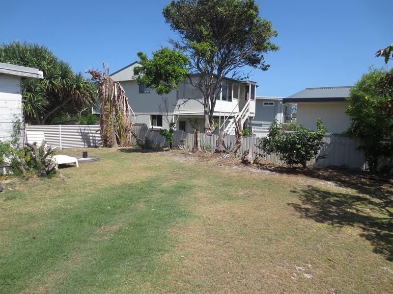 8 Poinsettia Cres, Brooms Head NSW 2463