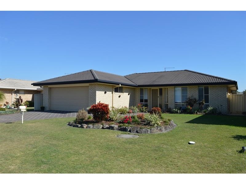 2/5A Bayview Dr, Yamba NSW 2464