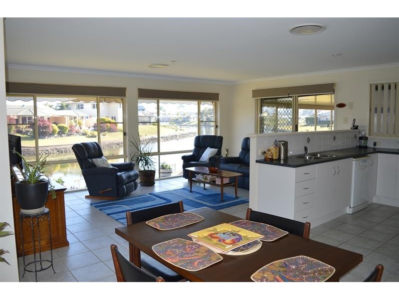 2/5A Bayview Dr, Yamba NSW 2464