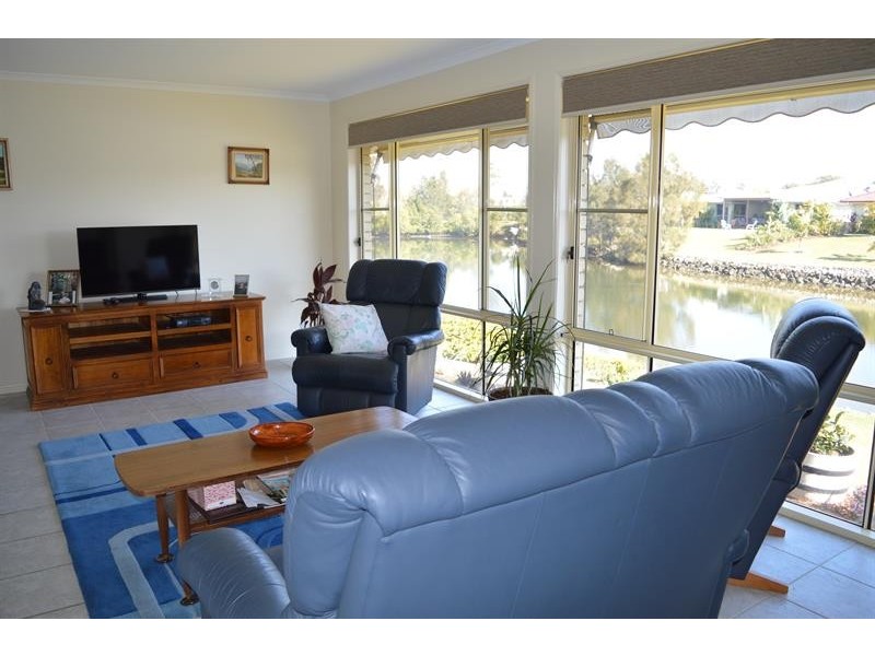 2/5A Bayview Dr, Yamba NSW 2464