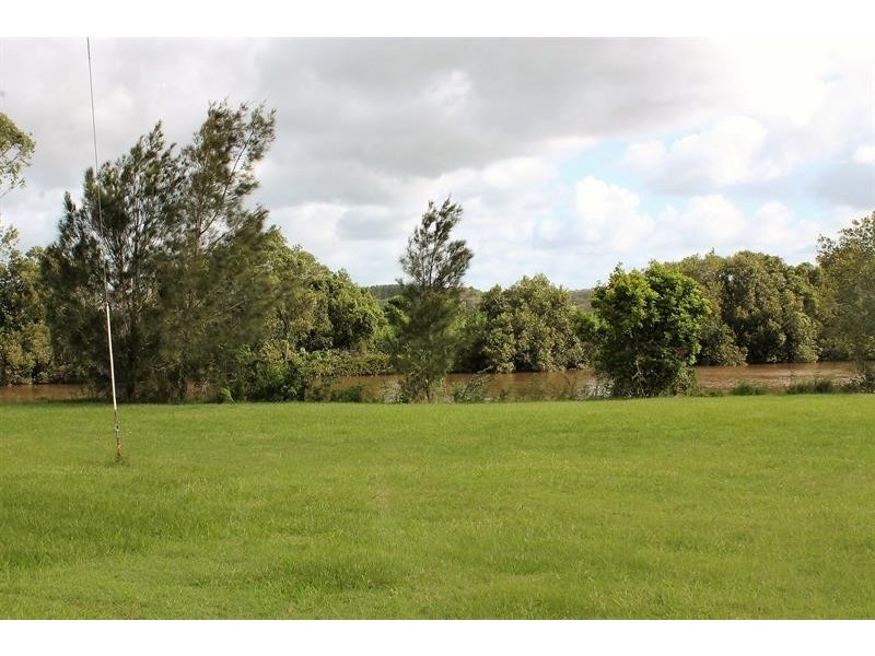 77 North Bank Rd, Palmers Island NSW 2463