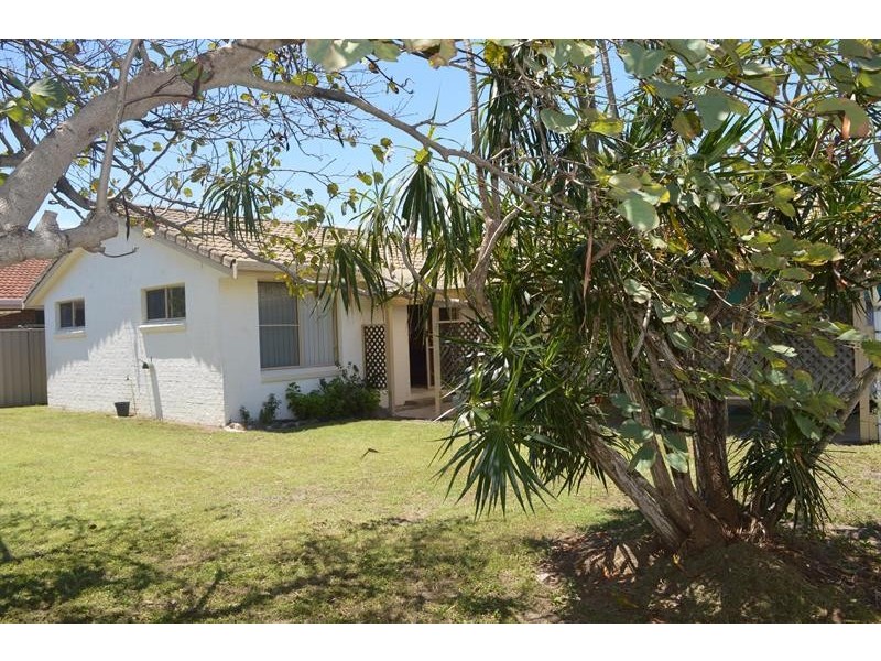 9 Heron Ct, Yamba NSW 2464