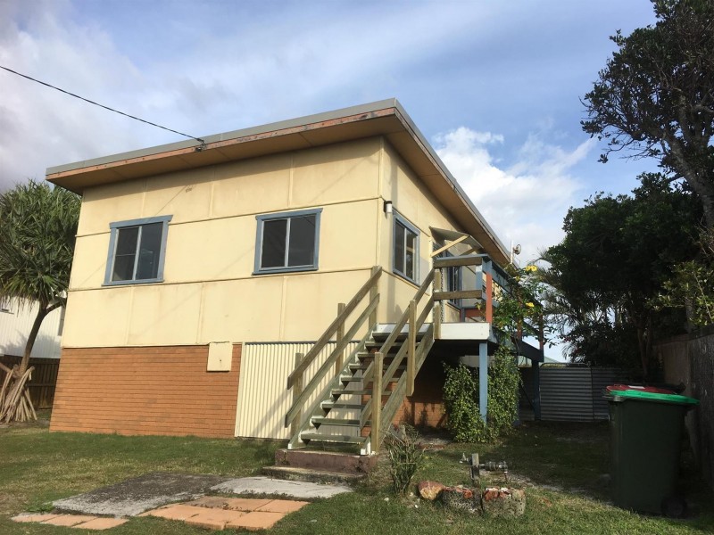 8 Poinsettia Cres, Brooms Head NSW 2463