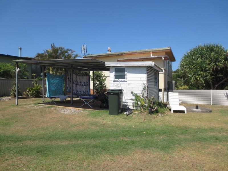 8 Poinsettia Cres, Brooms Head NSW 2463