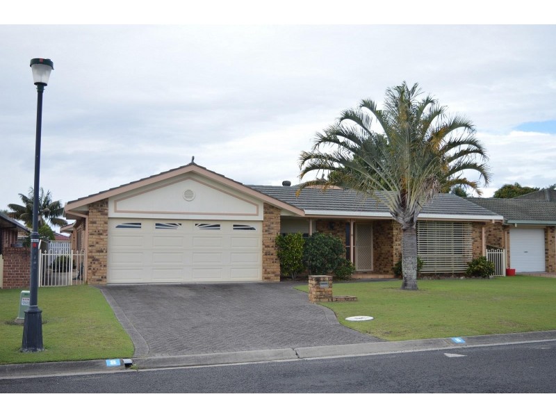8 Palm Terrace, Yamba NSW 2464