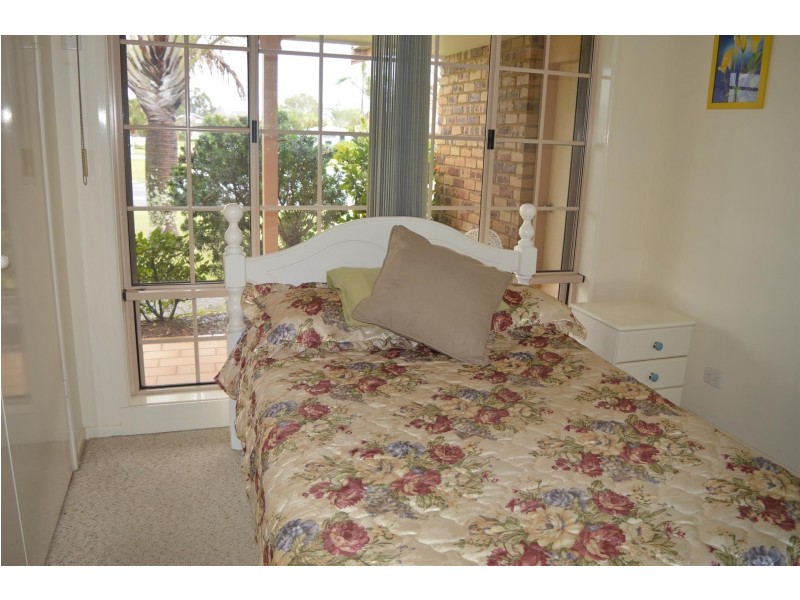 8 Palm Terrace, Yamba NSW 2464