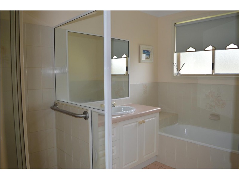 8 Palm Terrace, Yamba NSW 2464