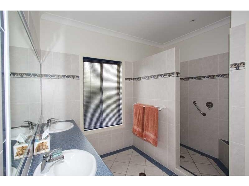 52 Malabar Ave, Uki NSW 2484