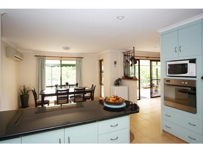 34 Meadow Pl, Uki NSW 2484