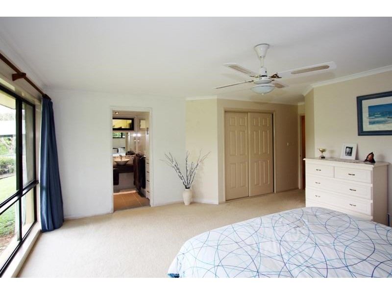 34 Meadow Pl, Uki NSW 2484