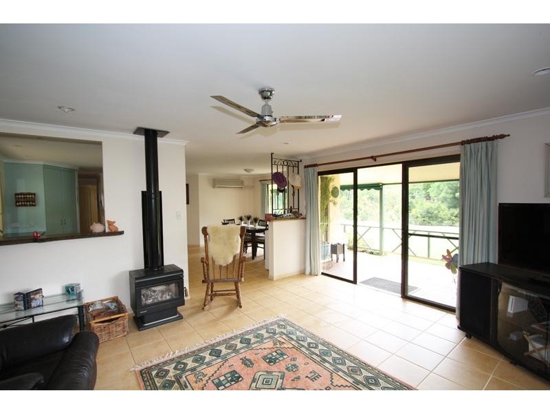 34 Meadow Pl, Uki NSW 2484