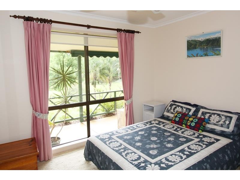 34 Meadow Pl, Uki NSW 2484