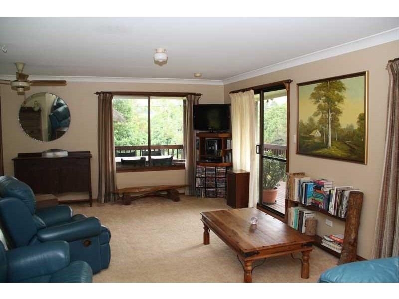 40 Meadow Pl, Uki NSW 2484