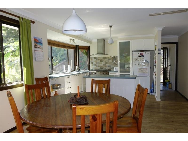 8 Blacksmiths Lane, Uki NSW 2484