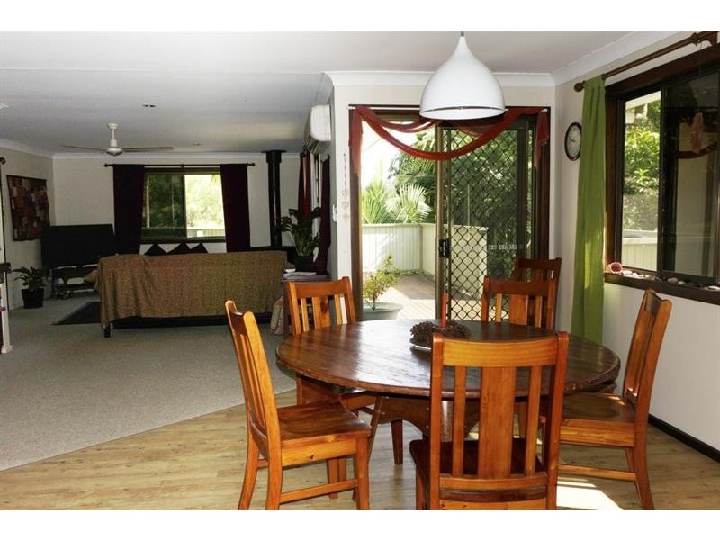 8 Blacksmiths Lane, Uki NSW 2484