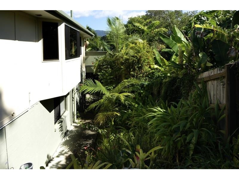 8 Blacksmiths Lane, Uki NSW 2484